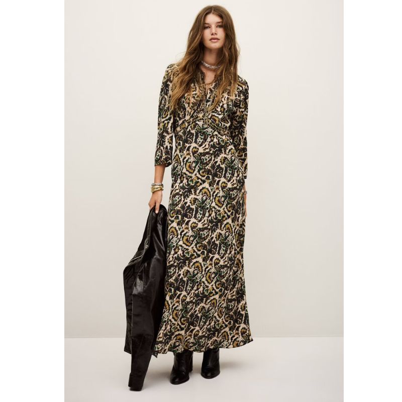 Este modelo contiene viscosa LENZING™ ECOVERO™, una fibra hecha de pulpa de madera procedente de bosques gestionados de forma sostenible. LENZING™ y ECOVERO™ son marcas registradas de Lenzing AG. (21)