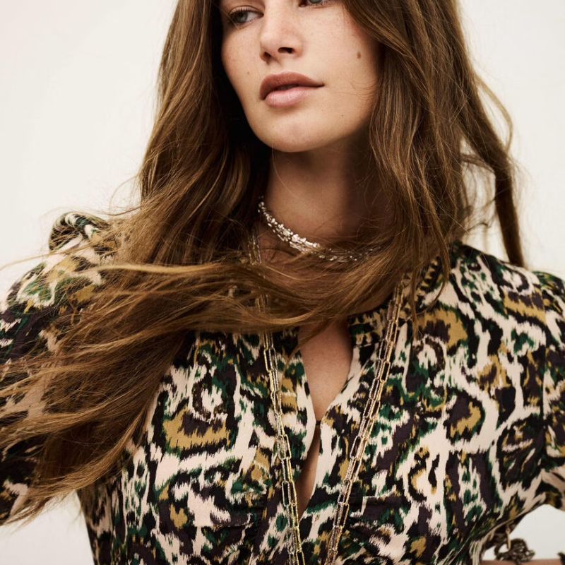 Este modelo contiene viscosa LENZING™ ECOVERO™, una fibra hecha de pulpa de madera procedente de bosques gestionados de forma sostenible. LENZING™ y ECOVERO™ son marcas registradas de Lenzing AG. (22)