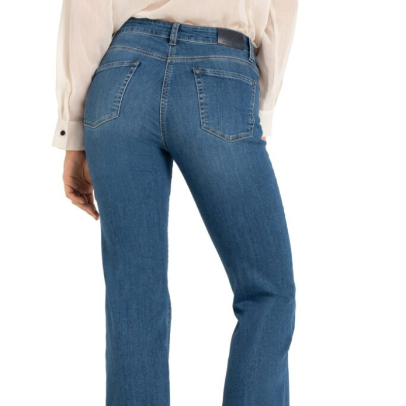 Este modelo contiene viscosa LENZING™ ECOVERO™, una fibra hecha de pulpa de madera procedente de bosques gestionados de forma sostenible. LENZING™ y ECOVERO™ son marcas registradas de Lenzing AG. (24)