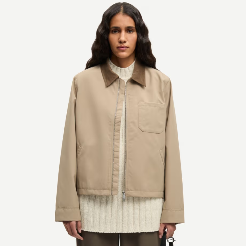 Este modelo contiene viscosa LENZING™ ECOVERO™, una fibra hecha de pulpa de madera procedente de bosques gestionados de forma sostenible. LENZING™ y ECOVERO™ son marcas registradas de Lenzing AG. (67)