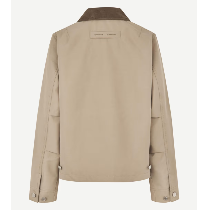 Este modelo contiene viscosa LENZING™ ECOVERO™, una fibra hecha de pulpa de madera procedente de bosques gestionados de forma sostenible. LENZING™ y ECOVERO™ son marcas registradas de Lenzing AG. (68)