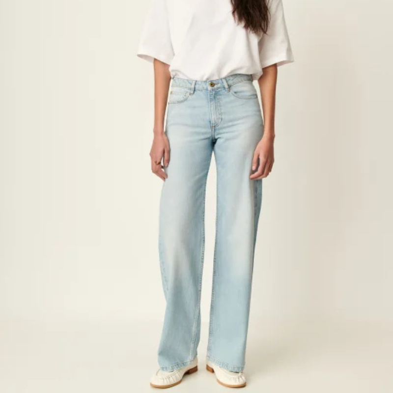 Este modelo contiene viscosa LENZING™ ECOVERO™, una fibra hecha de pulpa de madera procedente de bosques gestionados de forma sostenible. LENZING™ y ECOVERO™ son marcas registradas de Lenzing AG. (97)