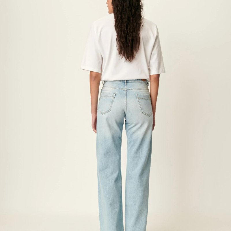 Este modelo contiene viscosa LENZING™ ECOVERO™, una fibra hecha de pulpa de madera procedente de bosques gestionados de forma sostenible. LENZING™ y ECOVERO™ son marcas registradas de Lenzing AG. (98)