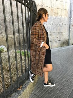 Tres looks de vestido con zapatillas